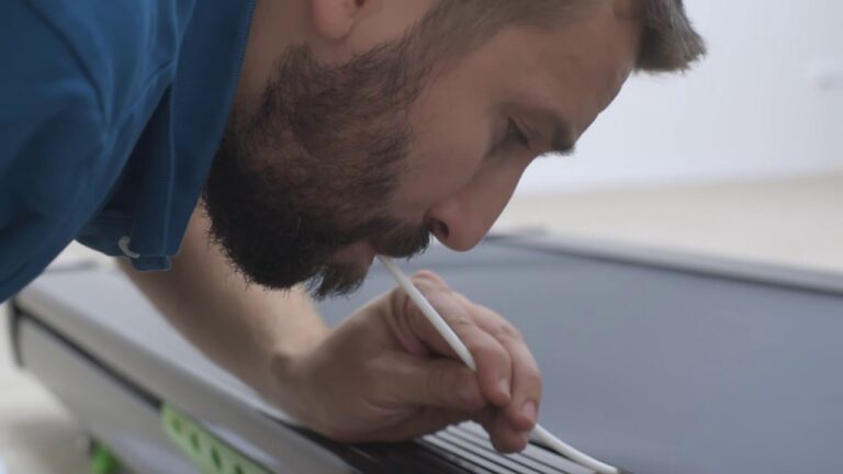 Běžecký pás je ve stavu, kdy už je výměna nezbytná.